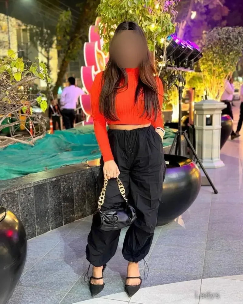 Hina Khan available no Paytm no Google per direct payment possible