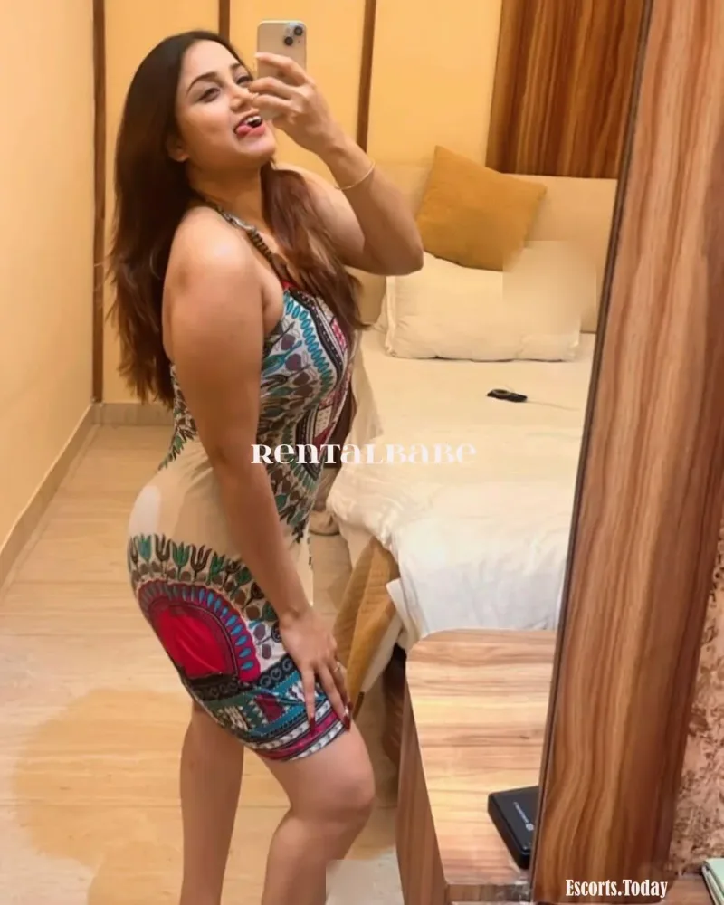 Call Girls in Noida Golf Course 9220134599 Escort Service Noida